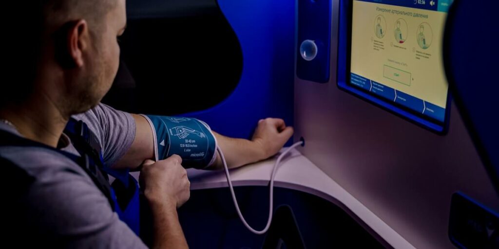 최신 의료기기를 활용하여 혈압을 측정중인 환자